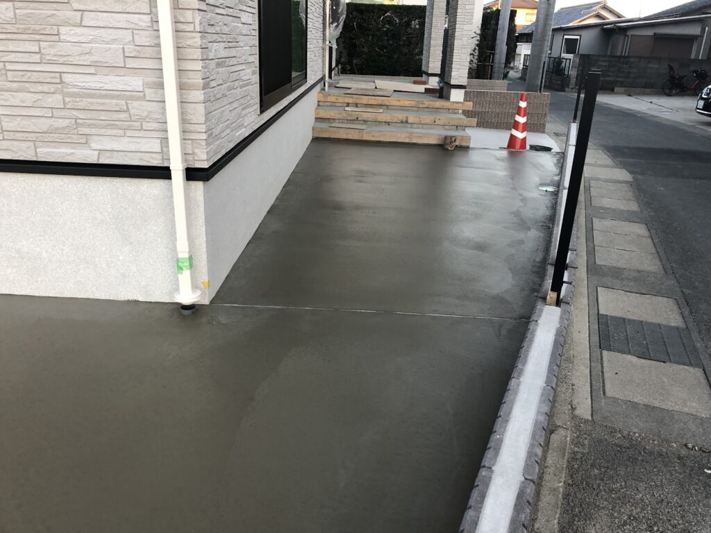 玄関前の土間コンクリート施工